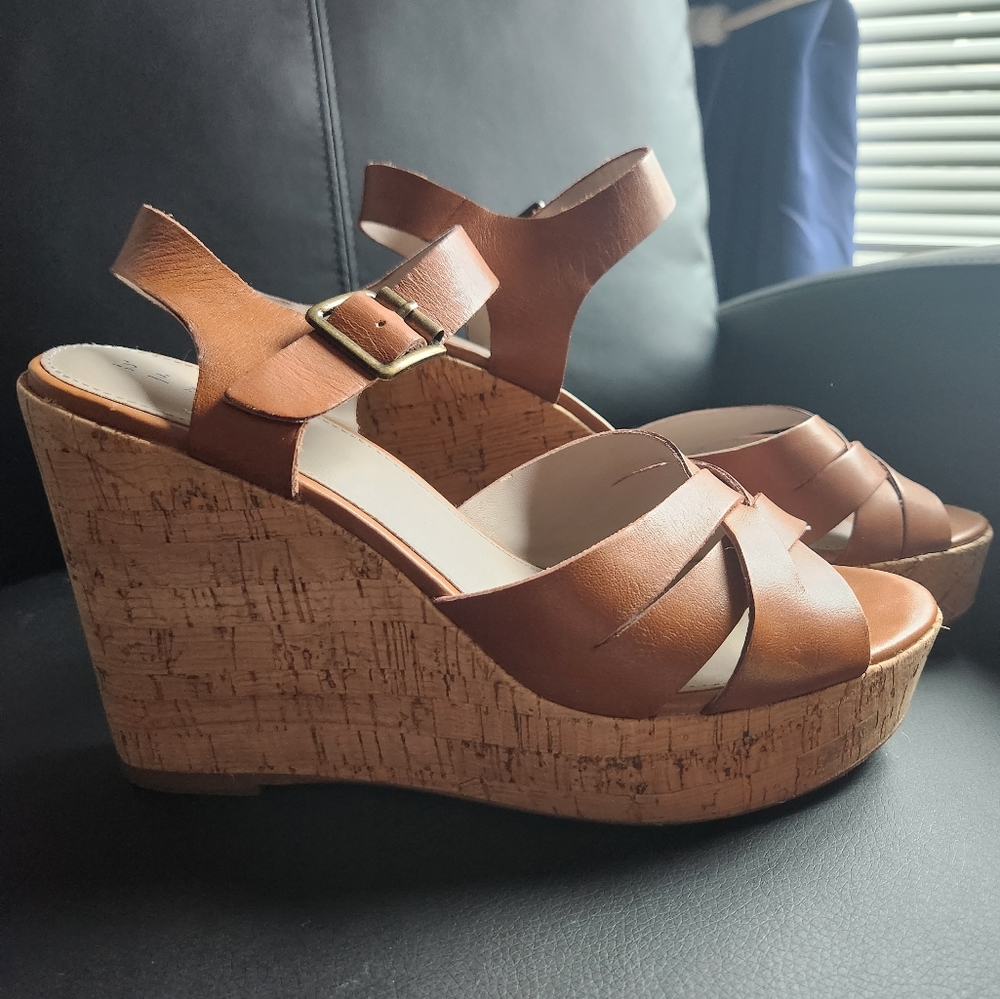 Platform wedges Hinge brand